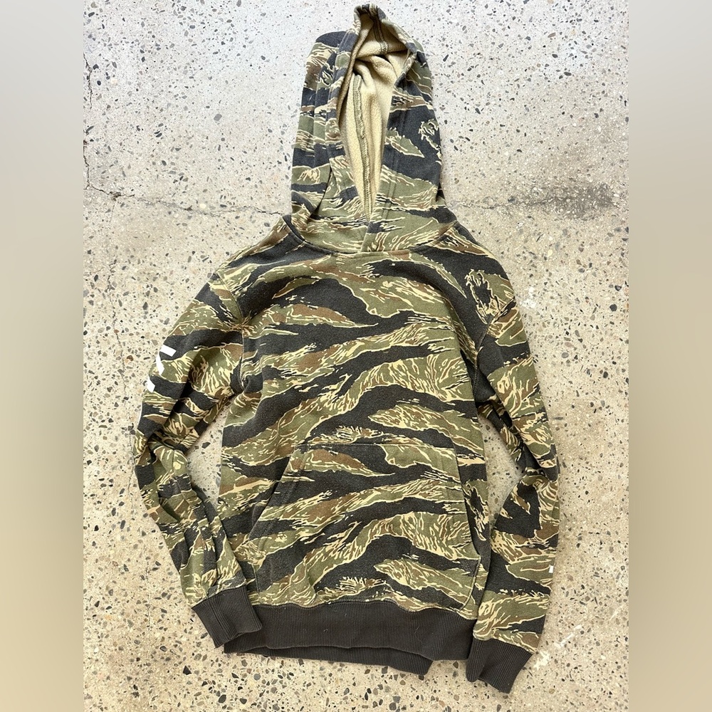 VISSLA boys hoodie size medium